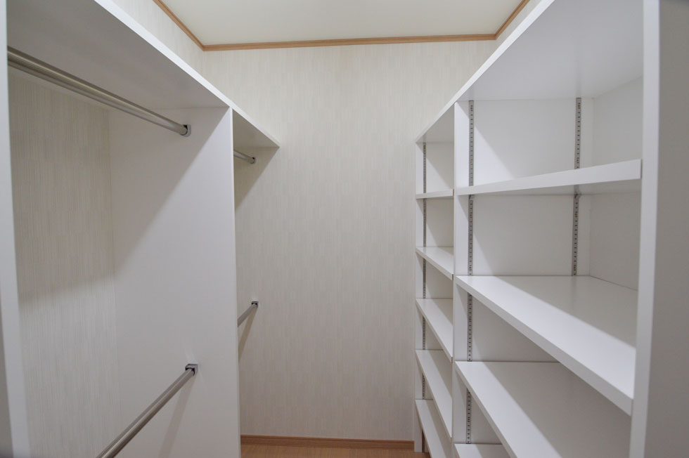 母屋の隣に建つ息子世帯の家：三春町