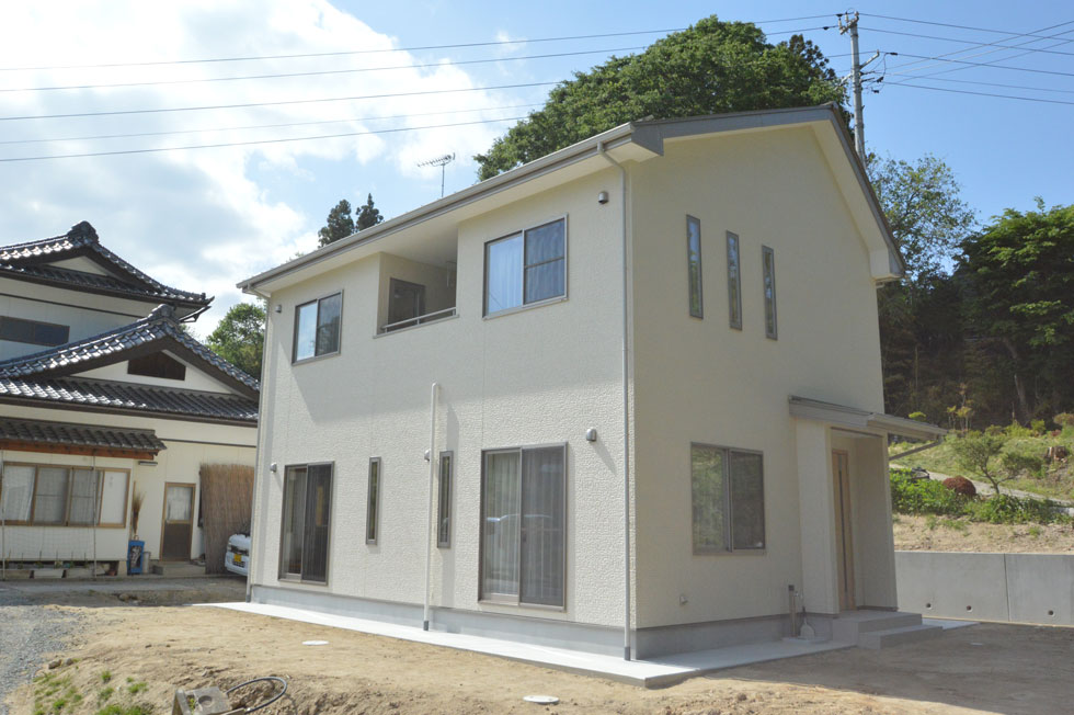 母屋の隣に建つ息子世帯の家：三春町
