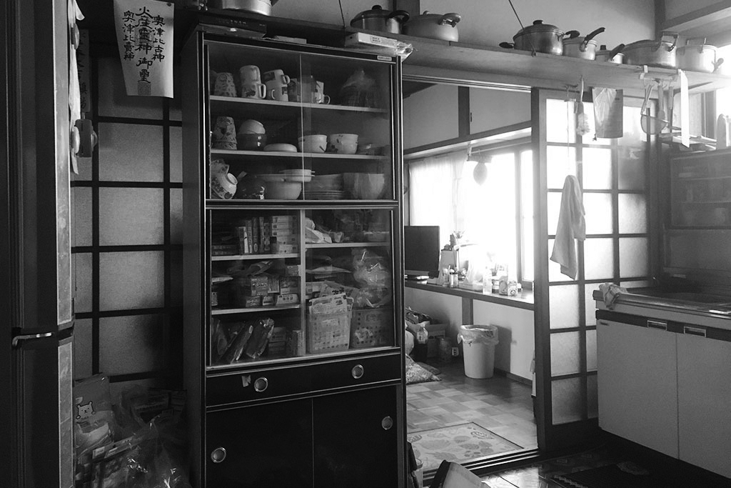 外向きの壁付けキッチンから対面式のキッチンにリフォーム。