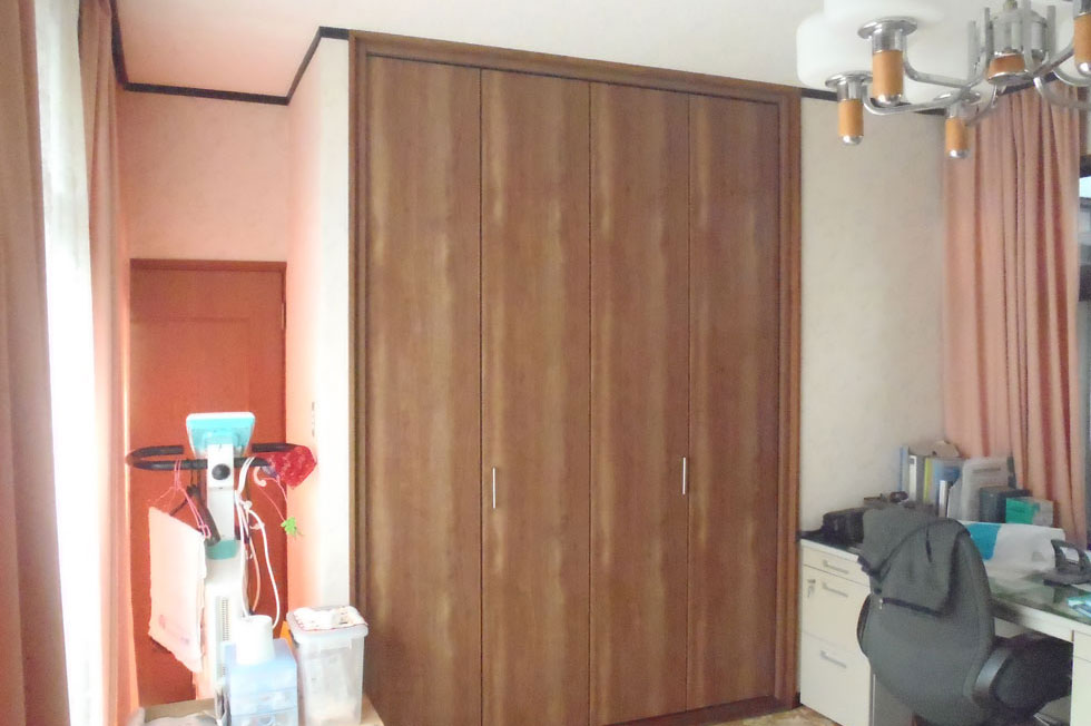 建具交換：古くて動きが悪くなった折れ戸を枠ごと取り換えました。