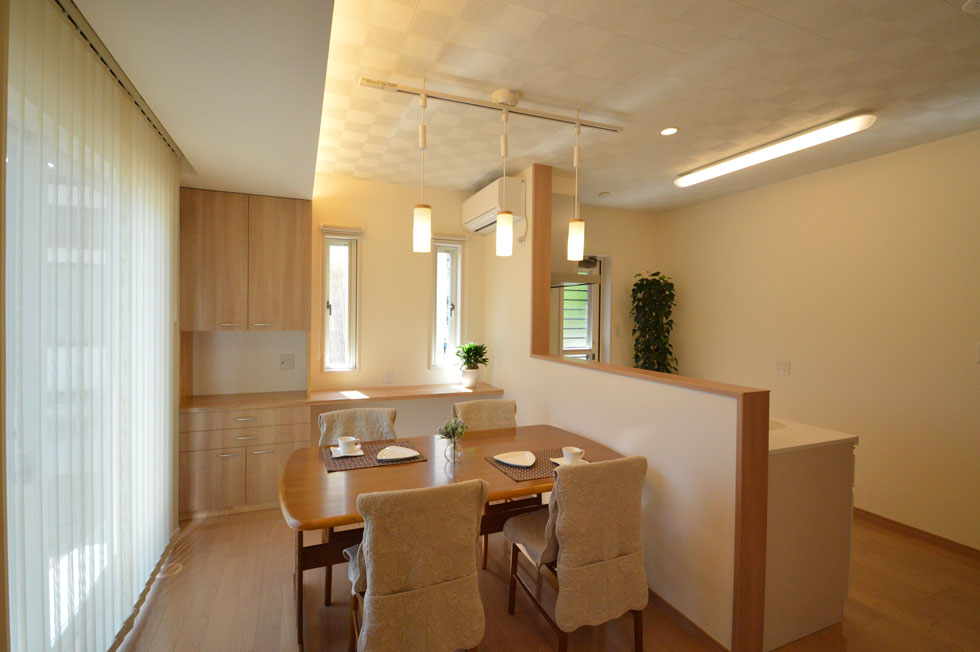 母屋の隣に建つ息子世帯の家：三春町