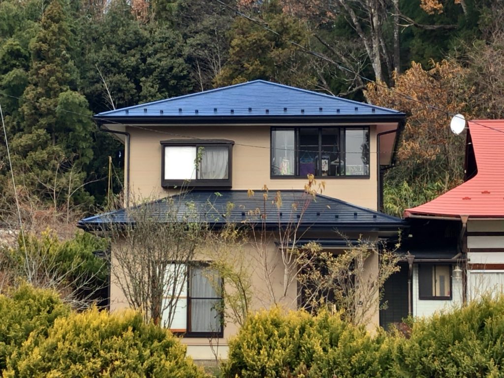 外壁の貼り重ねで足場を掛けるので、あわせて屋根の塗装も行いました