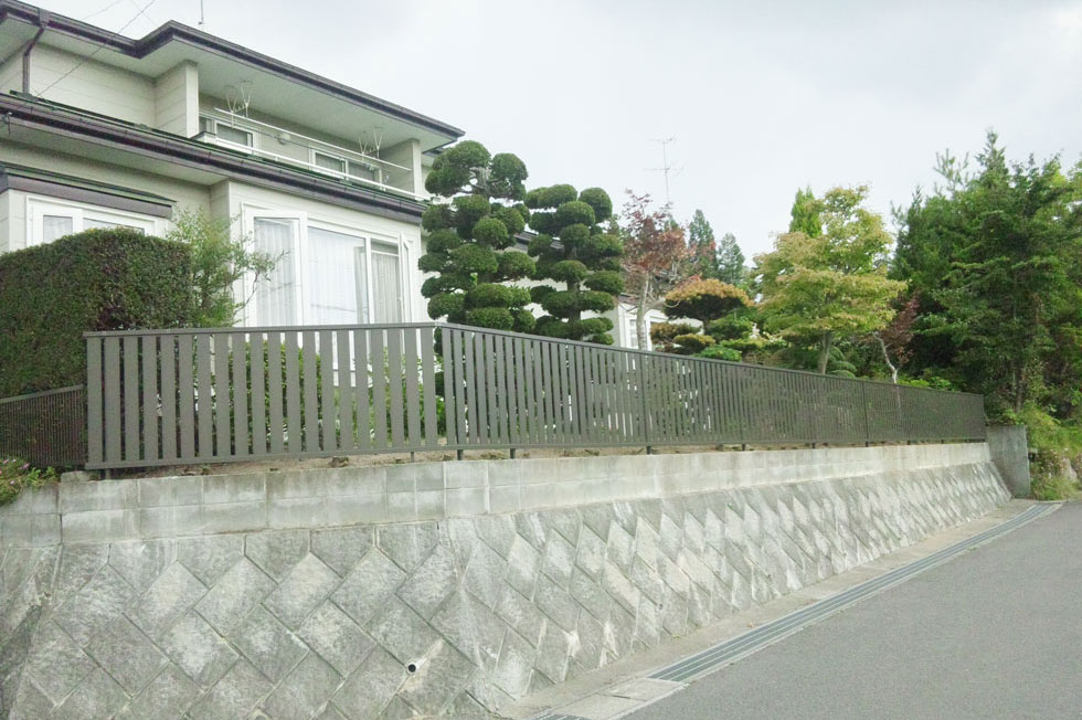 生垣を伐採して既存ブロックに穴あけ：境界フェンス工事（三春町下舞木）