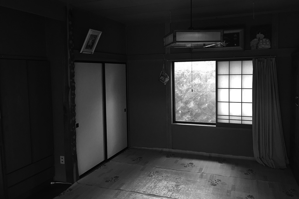 空き家だったLDKと和室を改装、台所と茶の間の間仕切りを取り払いました。