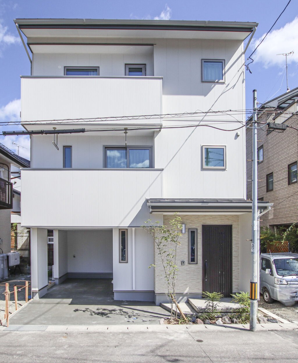 ビルトインガレージ付き都市型3階建ての家