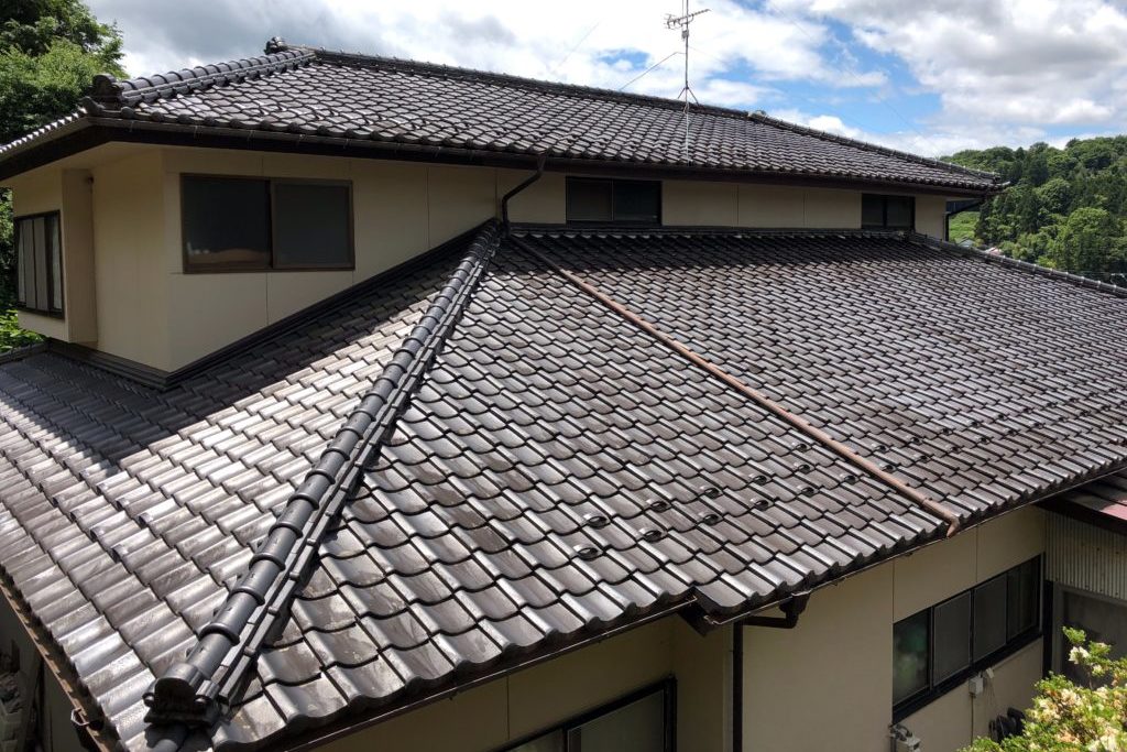 日本瓦屋根の棟瓦を軽量化で雨漏りの改善も行いました。