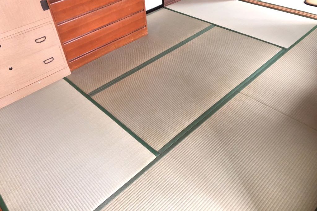 畳を縁ヘリも揃えて表替え、傷だらけになった畳もきれいになりました。