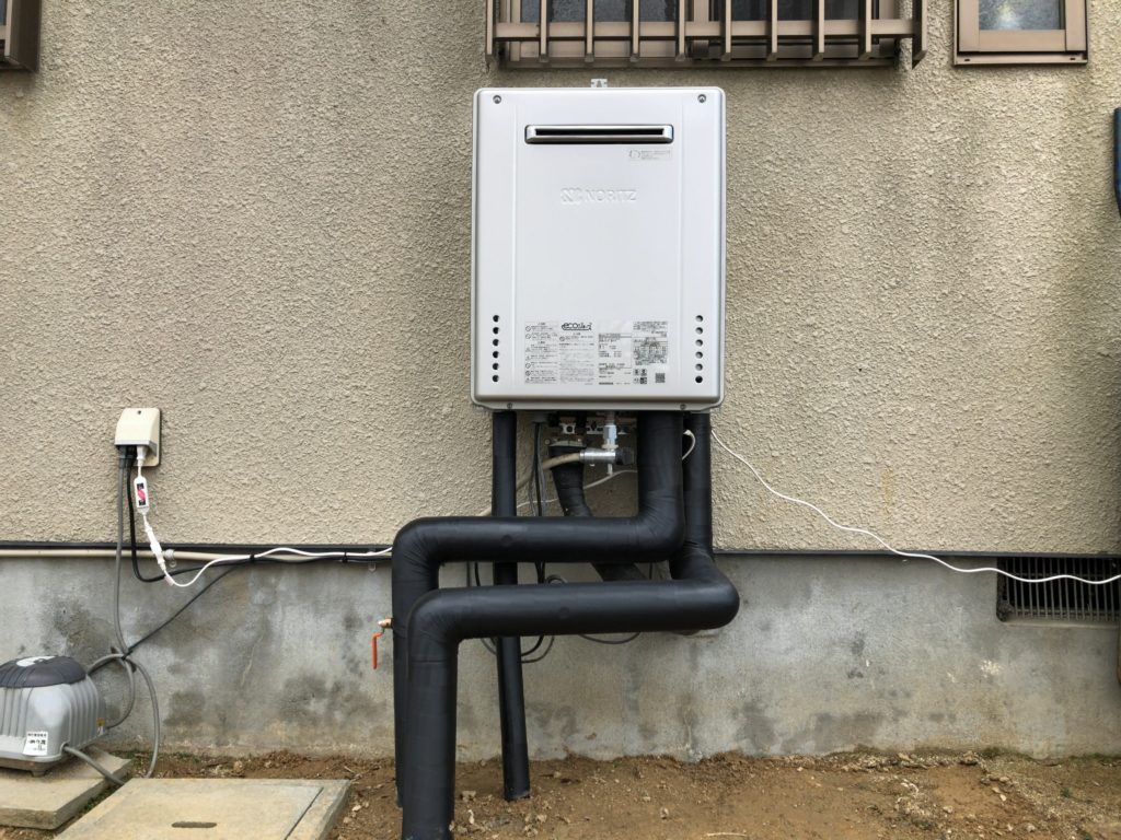 プロパンガス給湯器につながる給水管のバルブから漏水…15年経過した給湯器を交換しました。