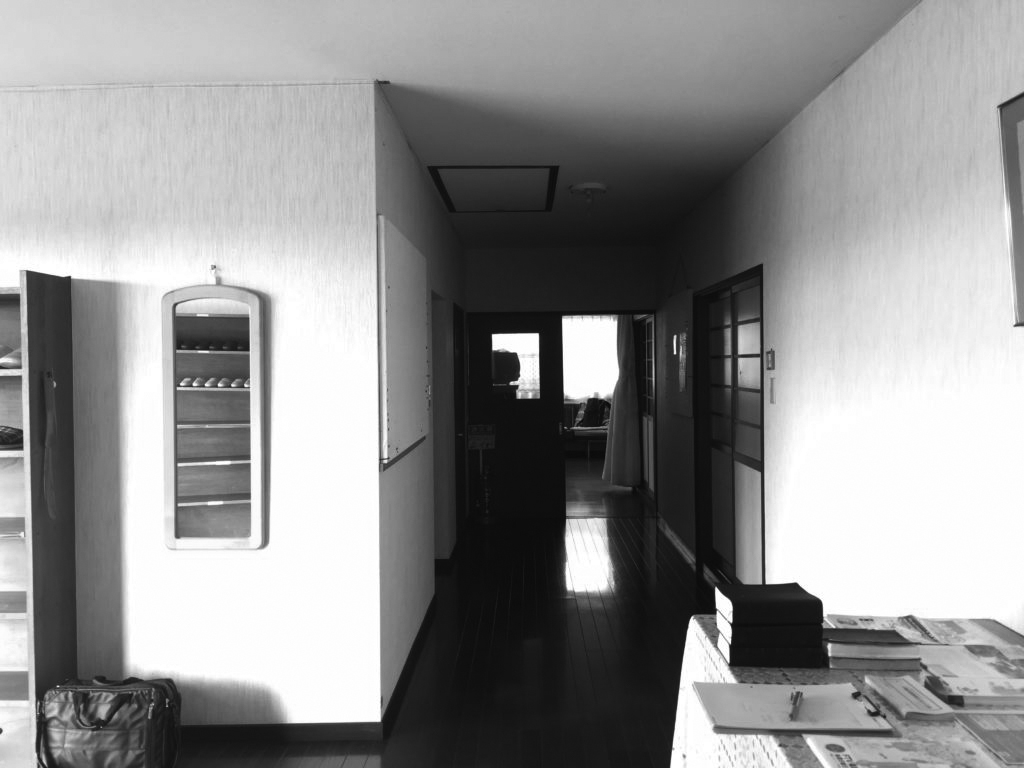 教会も天井と壁のクロス張替で、礼拝時などにも快適に過ごせる空間を。