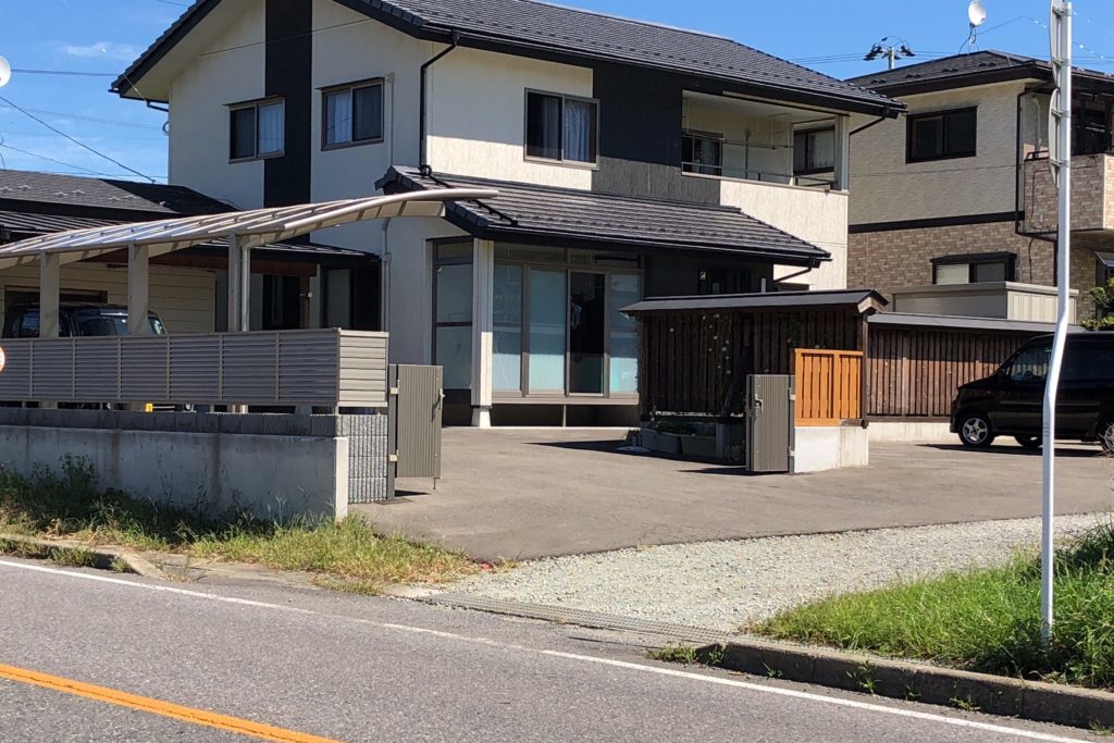 お孫さんが心置きなくボール遊びができる駐車場に改善しました。