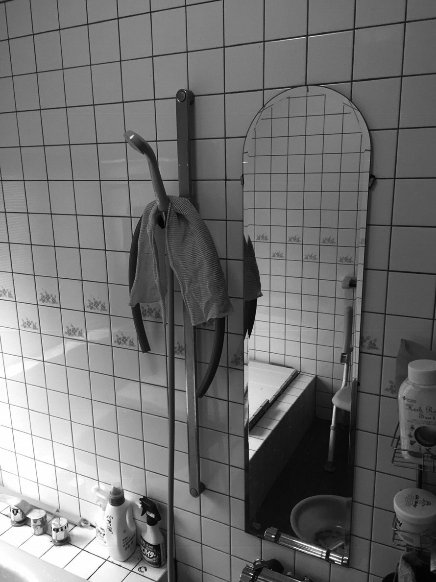 入浴中の転倒予防に手すりを設置しました。