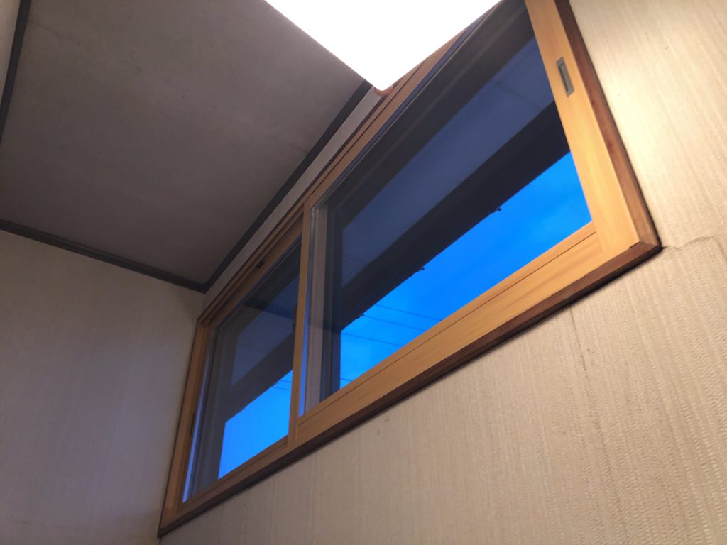 階段にある高窓にも内窓を取り付けました。