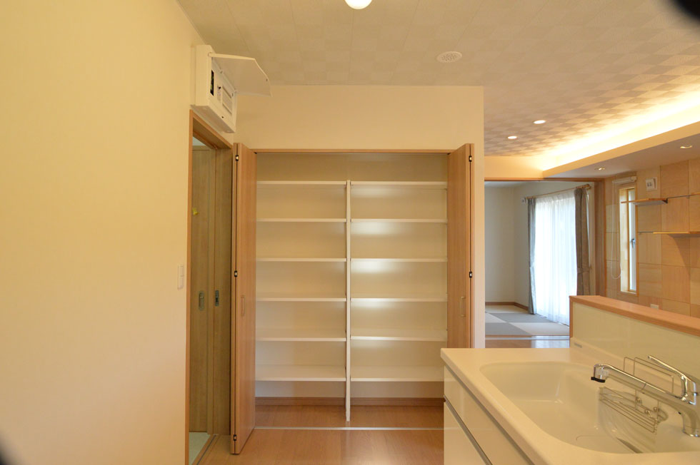 母屋の隣に建つ息子世帯の家：三春町