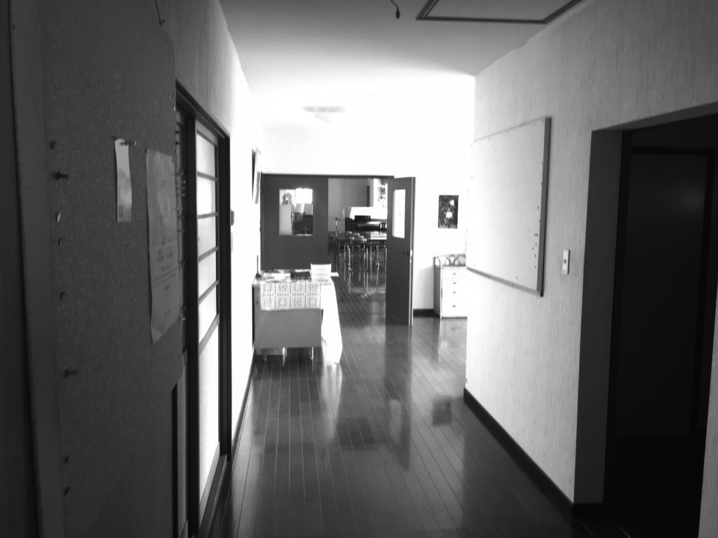 教会も天井と壁のクロス張替で、礼拝時などにも快適に過ごせる空間を。