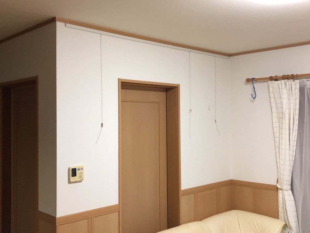 壁紙に画鋲の跡が残したくないけど絵など飾りたいならピクチャーレール。