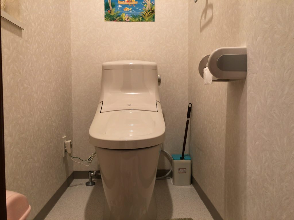 便座から水漏れしてしまい、便器ごと交換。縁のない便器で掃除もすっきり。