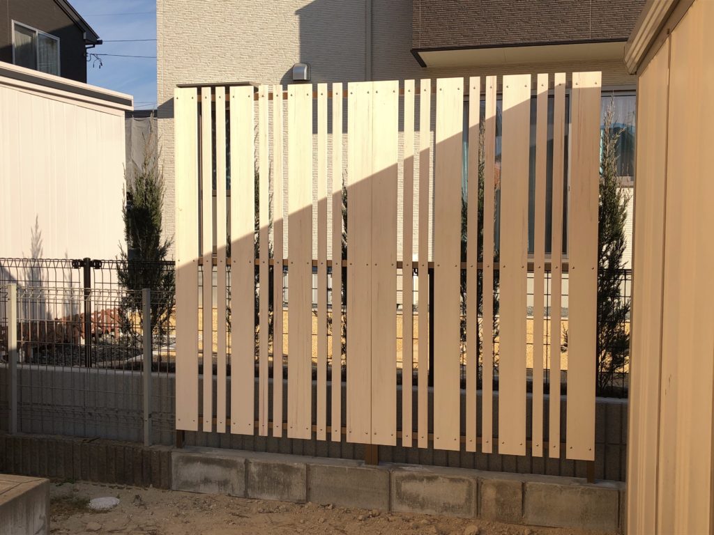 外構で近隣の視線を気にせず遊べるフェンスを取り付けました。