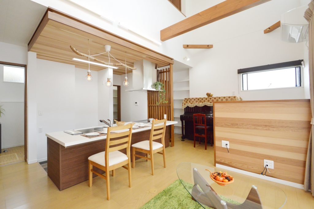自然に会話が生まれる広いカウンターキッチン