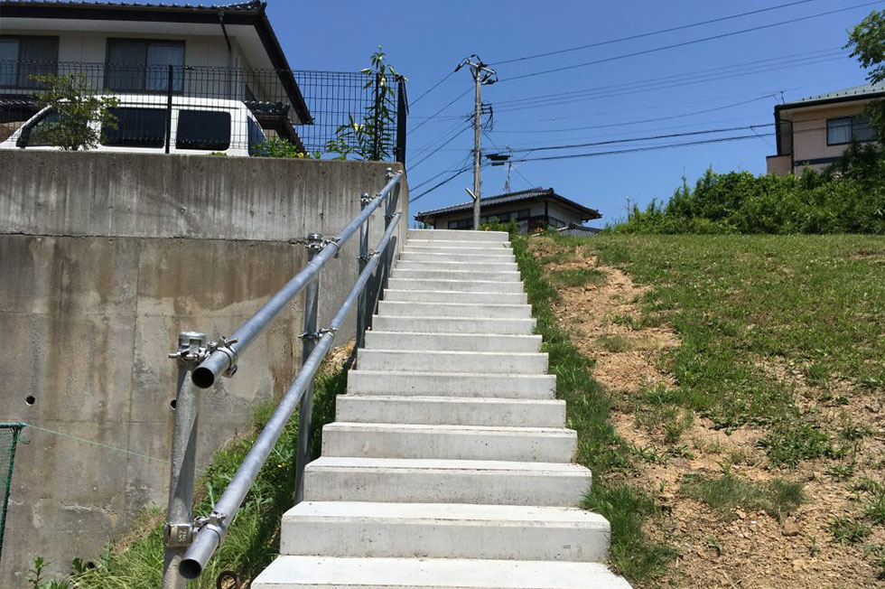 孫が庭で遊べるようにコンクリート階段を舞木町に設置しました。
