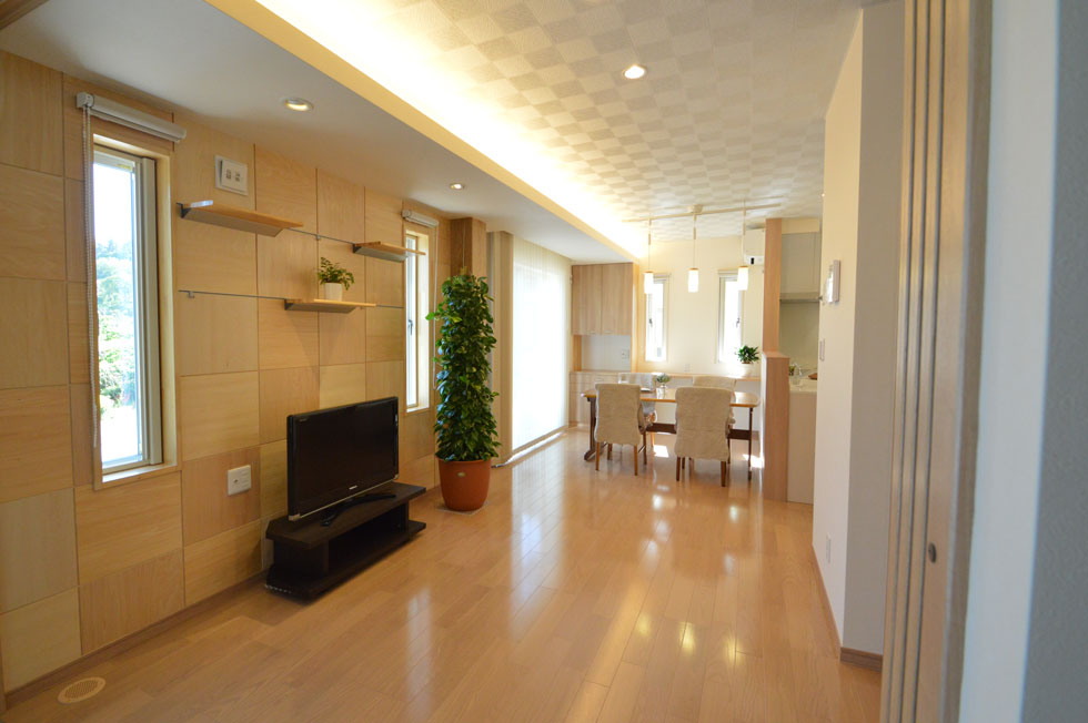 母屋の隣に建つ息子世帯の家：三春町