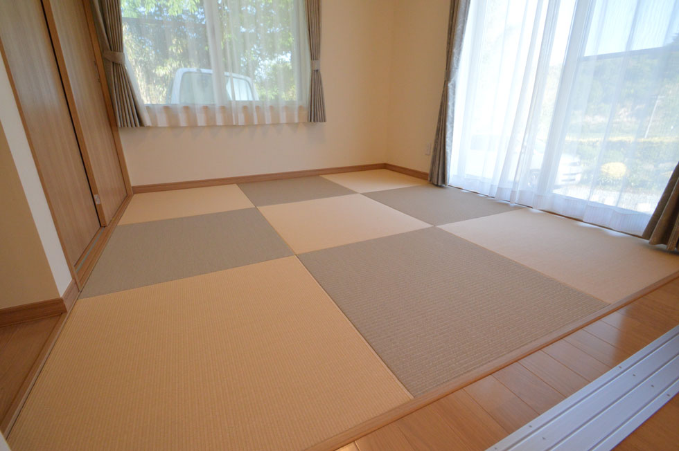 母屋の隣に建つ息子世帯の家：三春町
