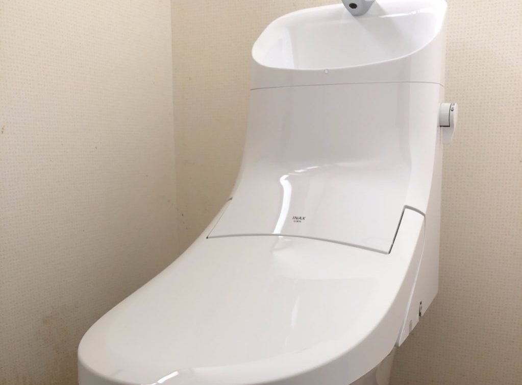 あえて自動開閉などの機能のない便器・節水タイプのリクシルアメージュZに交換。