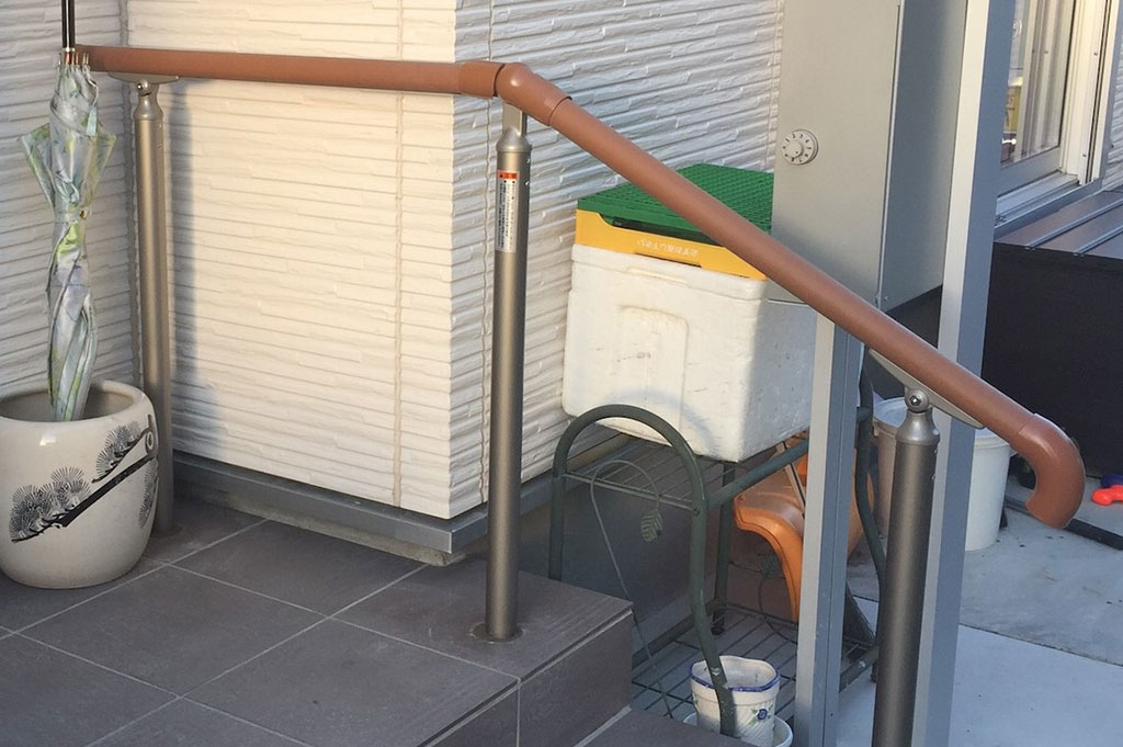 お母様のために介護保険制度を活用して、建物内外部に手すりを設置しました。
