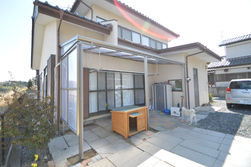 サンルームと比べて低予算のテラス屋根で、洗濯物もい...