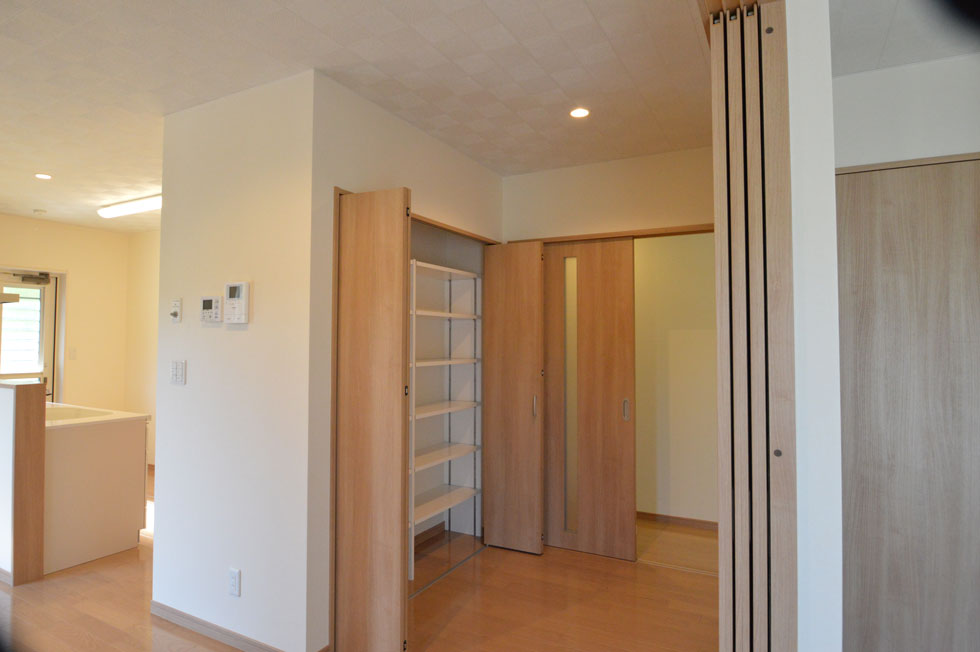 母屋の隣に建つ息子世帯の家：三春町