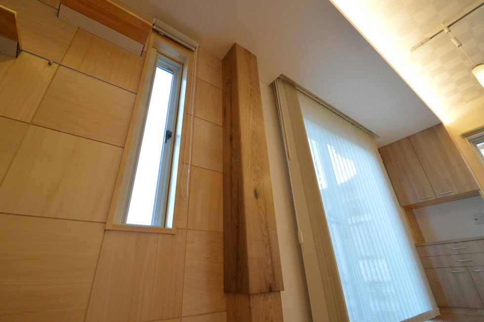 母屋の隣に建つ息子世帯の家：三春町