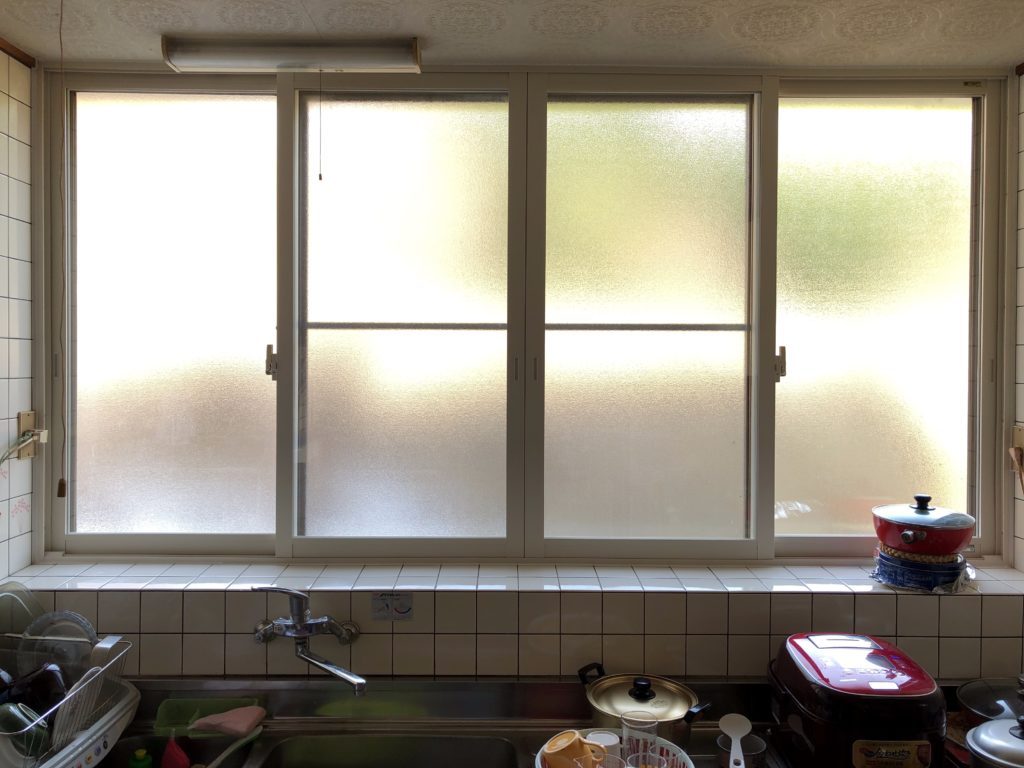 キッチンの大きな窓に内窓をつけて断熱対策。