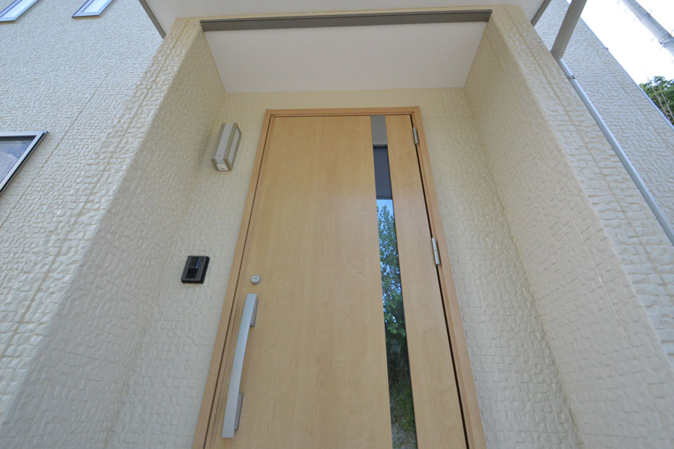母屋の隣に建つ息子世帯の家：三春町