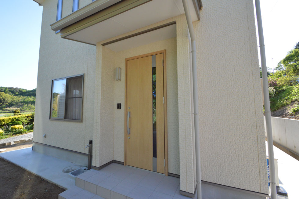 母屋の隣に建つ息子世帯の家：三春町
