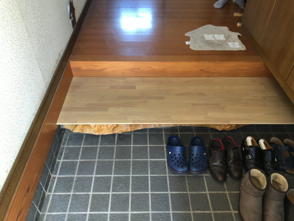 玄関の式台で足の踏み外しに悩んでいたので、スムーズにできるように玄関の式台交換。