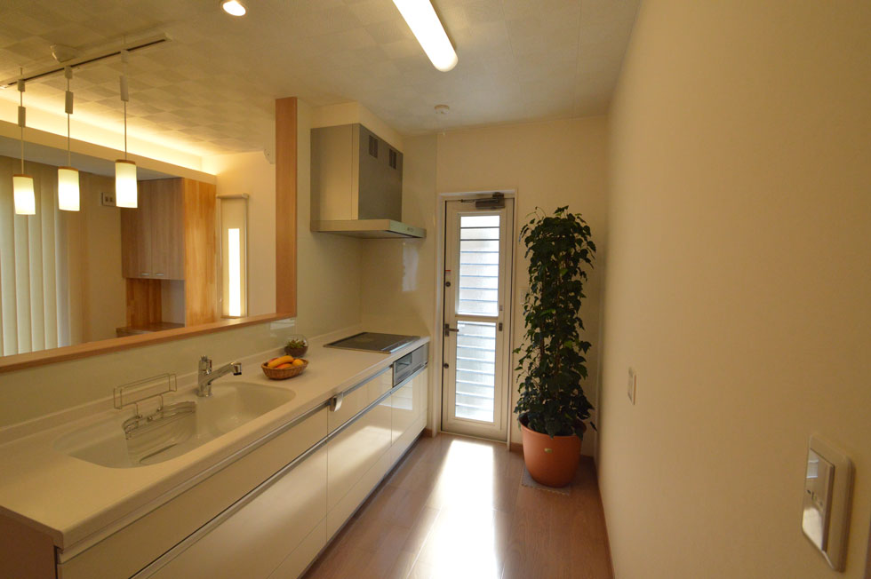 母屋の隣に建つ息子世帯の家：三春町