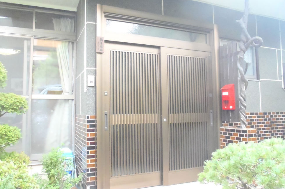 玄関引き戸交換：古くて動きが悪くなった玄関引き戸を改修