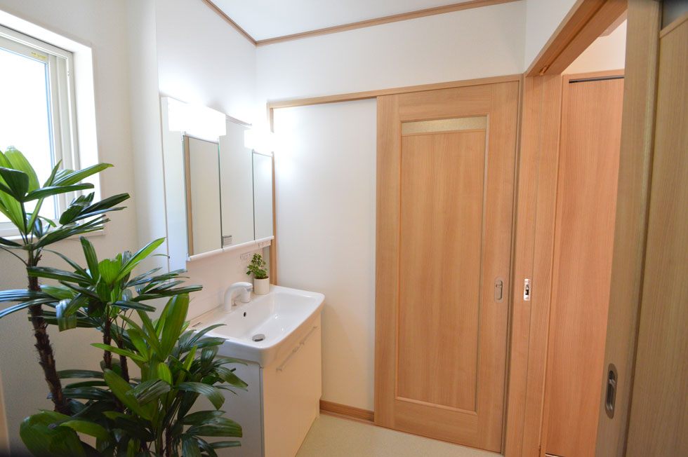 母屋の隣に建つ息子世帯の家：三春町